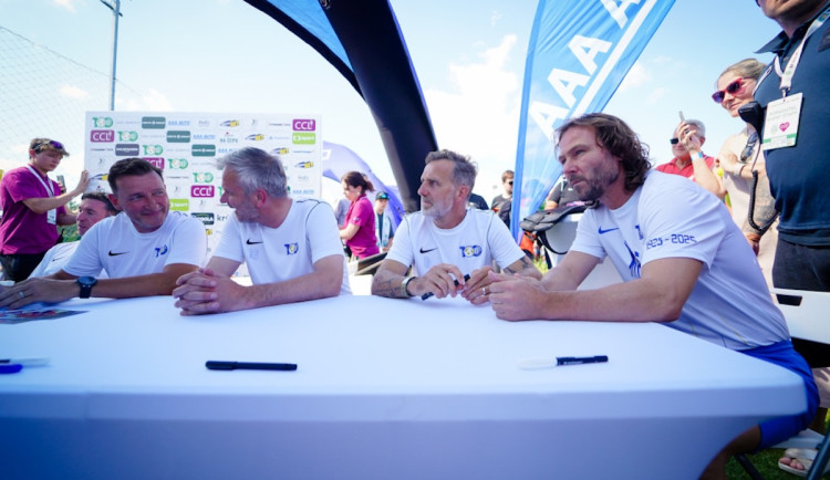 Pavel Nedvěd na exhibici v Dolních Chabrech.