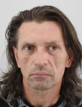 Starší fotografie uprchlého vězně z policejní databáze