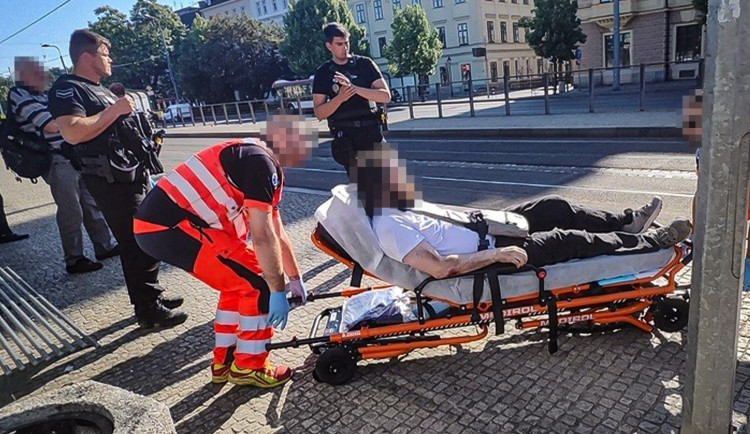 Sedmnáctiletý mladík surově napadl muže na zastávce, nechtěl mu půjčit mobil