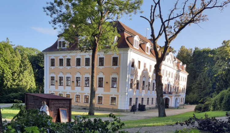 Týraná zvířata nahradí dinosauři. Zámek v Chlumu mění tvář i navzdory vyšetřování