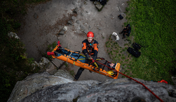 Léto ve skalách láká, ale i bolí: Body záchrany na Broumovsku mohou rozhodnout o životě