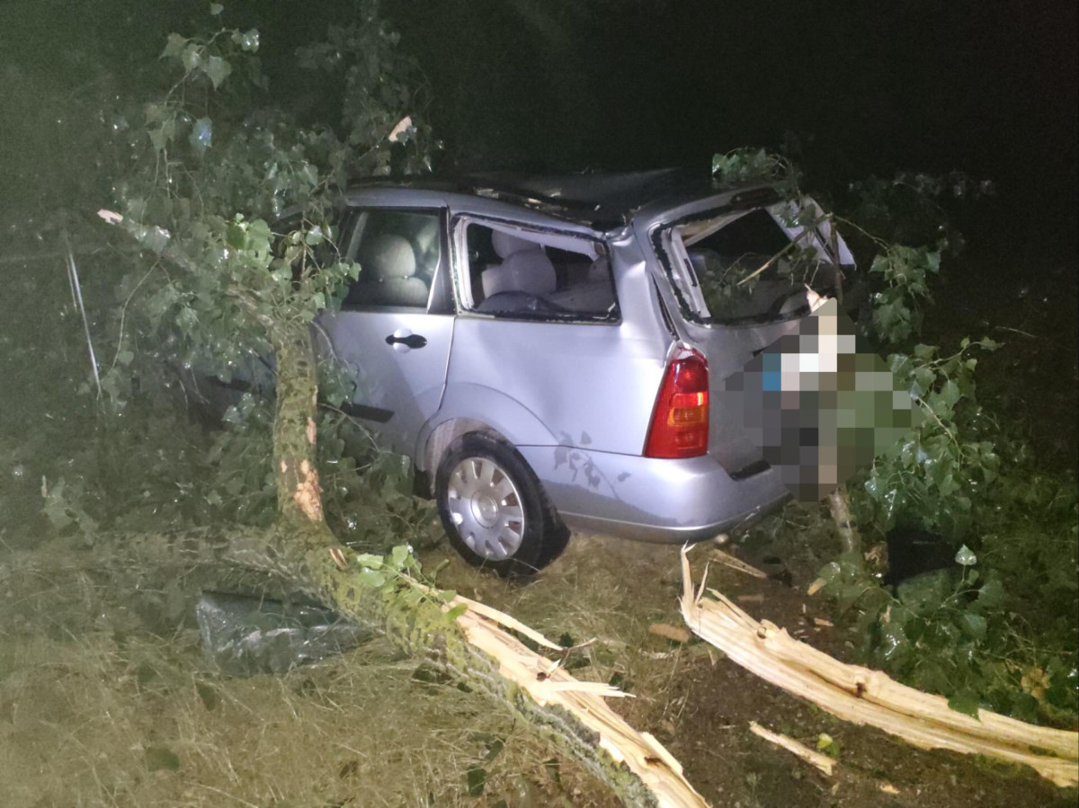 Večerní bouřky zaměstnaly hasiče, škola v Hustopečích přišla o kus střechy