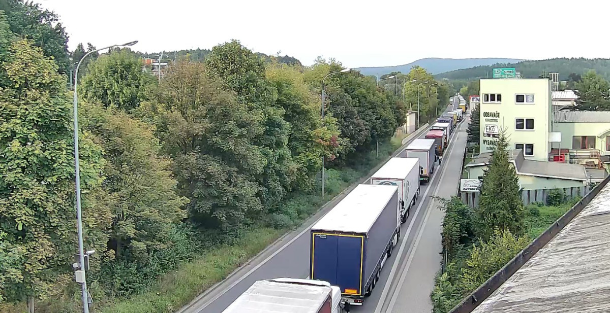 Řidiči zůstali v Náchodě viset v kolonách, začala oprava křižovatky Slávie