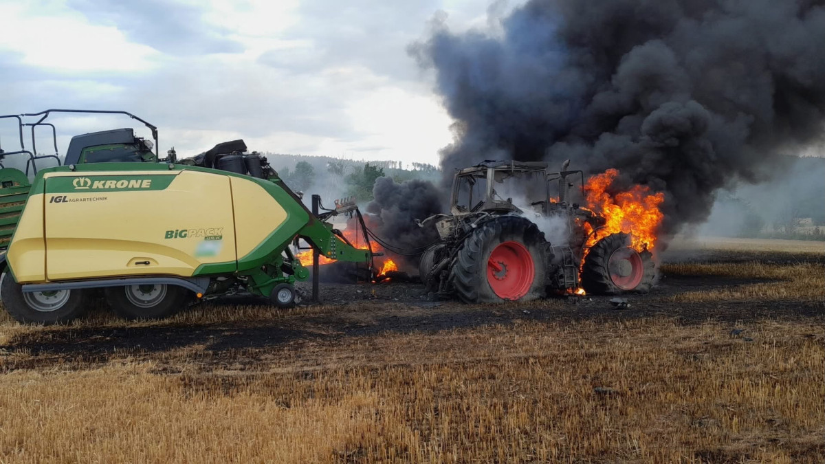 Na poli shořela technika za deset milionů. Hasiči vyhlásili druhý stupeň poplachu