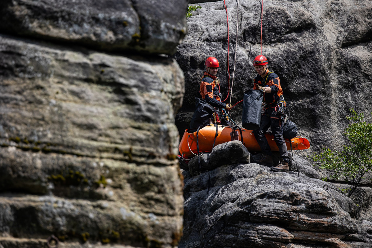Léto ve skalách láká, ale i bolí: Body záchrany na Broumovsku mohou rozhodnout o životě