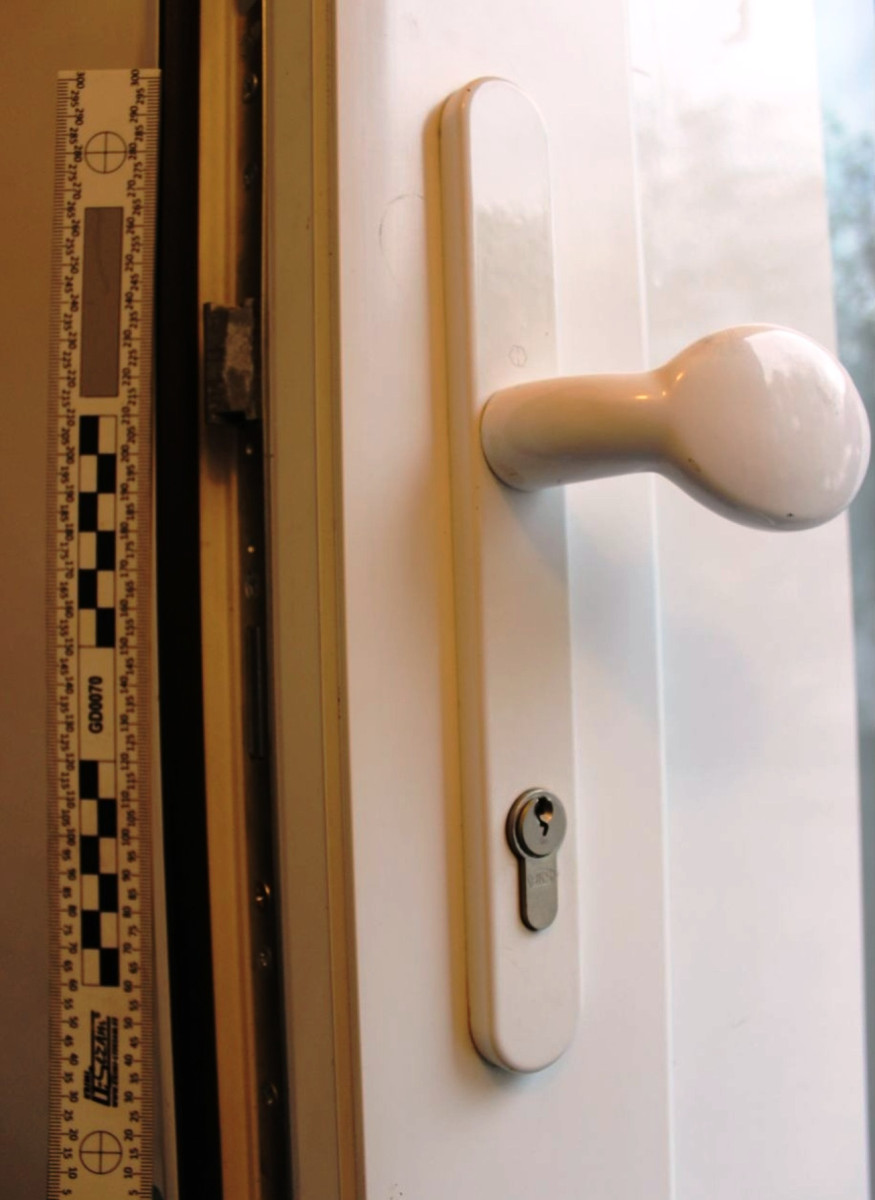 Muž na Vysočině vykrádal salony, cukrárnu, řeznictví. Ukradl koloběžky i paruku