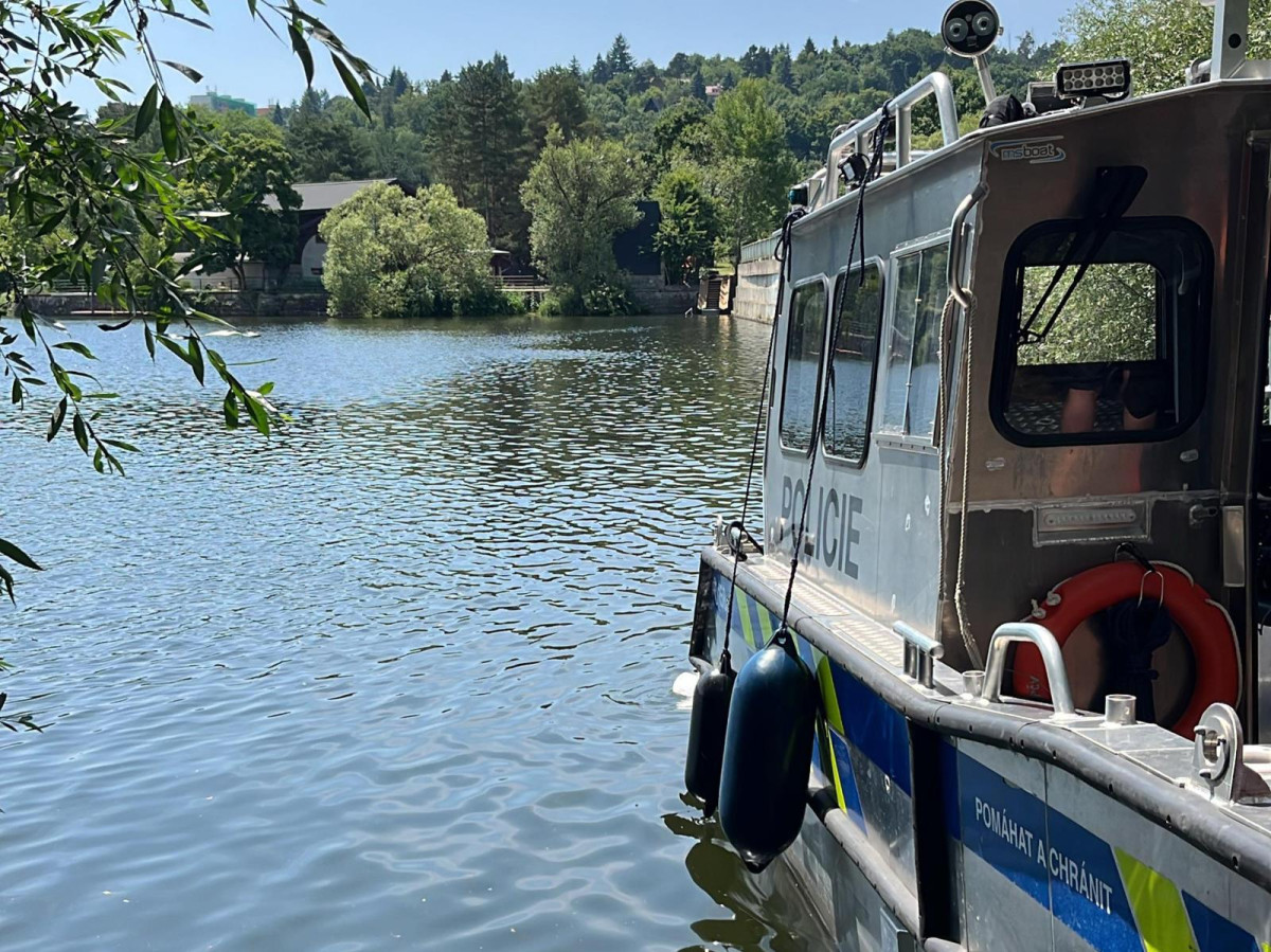 Z brněnské přehrady vylovili mrtvolu. Opilého muže lákala voda, plavat ale neuměl