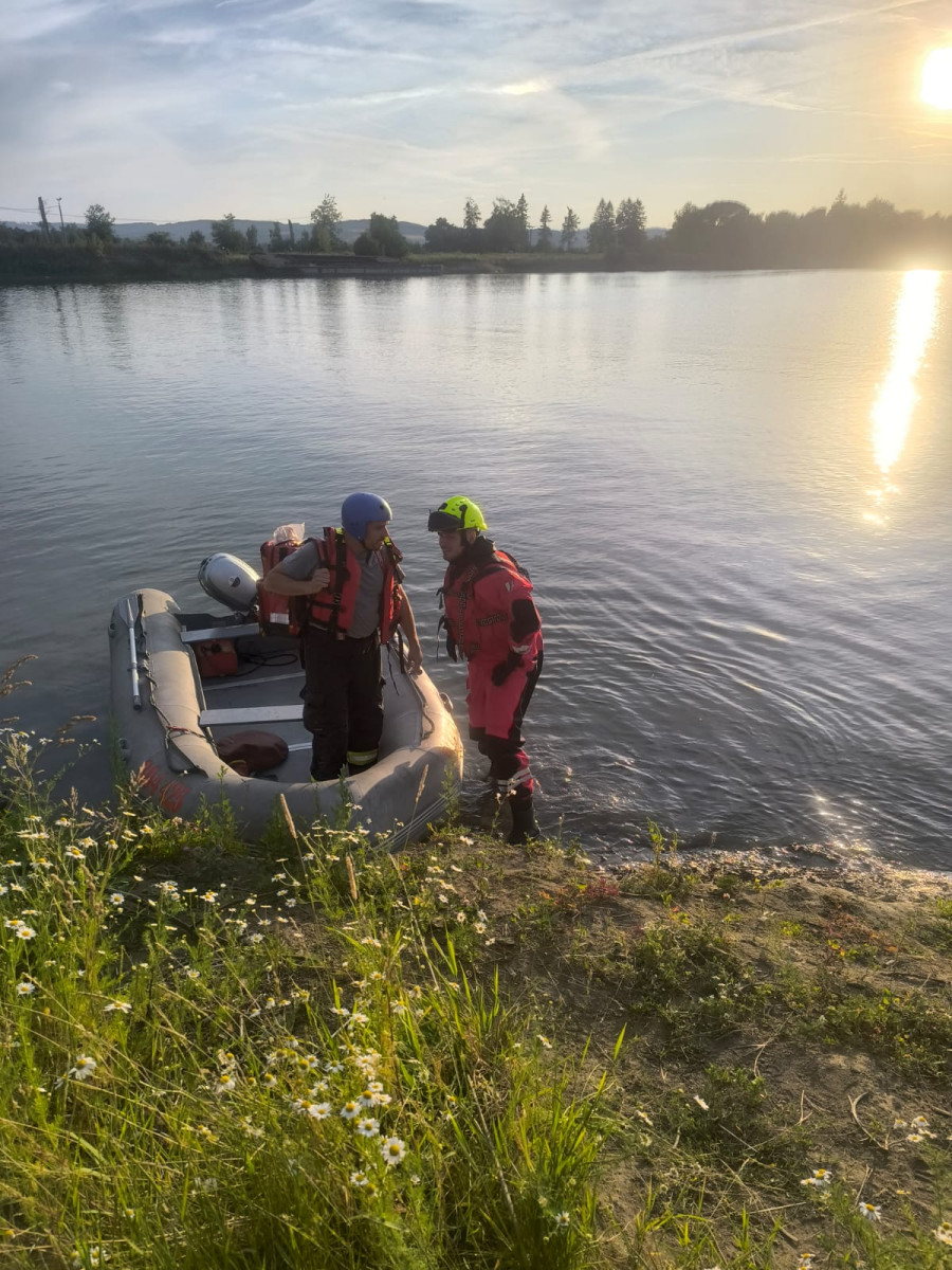 Hasiči přes čtyři hodiny pátrali u vody po člověku v nouzi. Telefon u Mohelnice chybně vyslal SOS