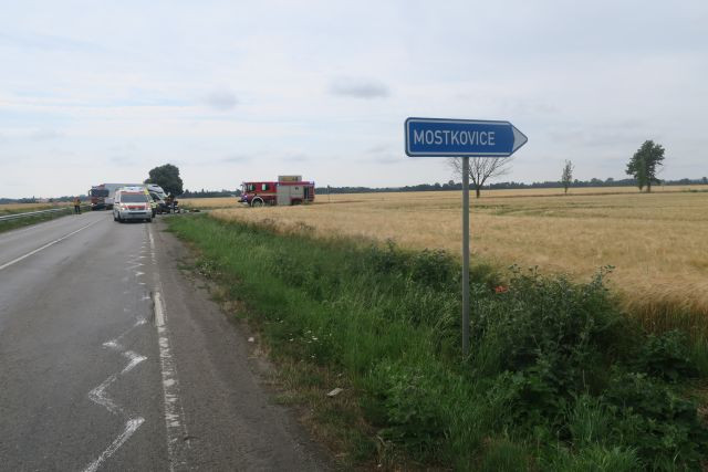 U Kostelce na Hané zemřel motorkář, při odbočování ho přehlédl řidič nákladního auta