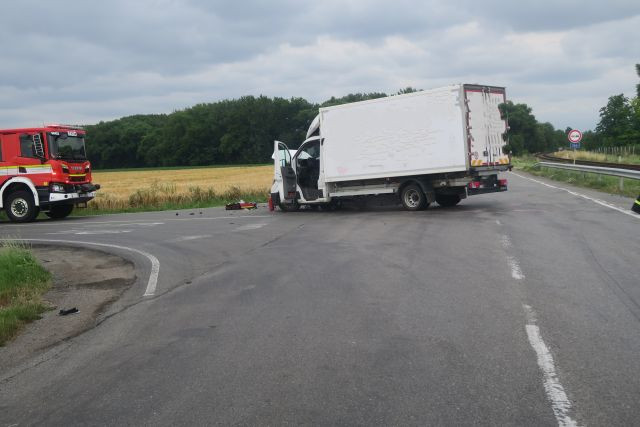 U Kostelce na Hané zemřel motorkář, při odbočování ho přehlédl řidič nákladního auta