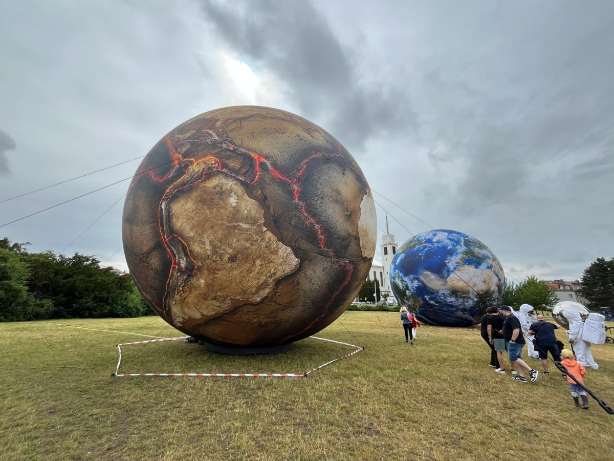 FOTOGALERIE: Vesmír v Brně. Na Kraví hoře vystavují obří planety