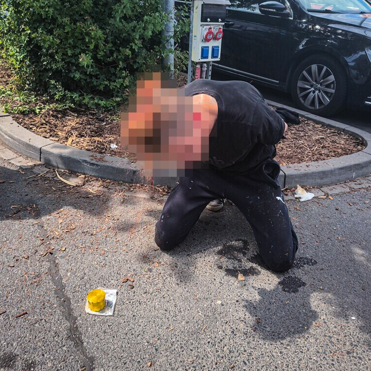 V jedné ruce ředidlo a ve druhé zapalovač, narkoman děsil lidi u nákupního centra