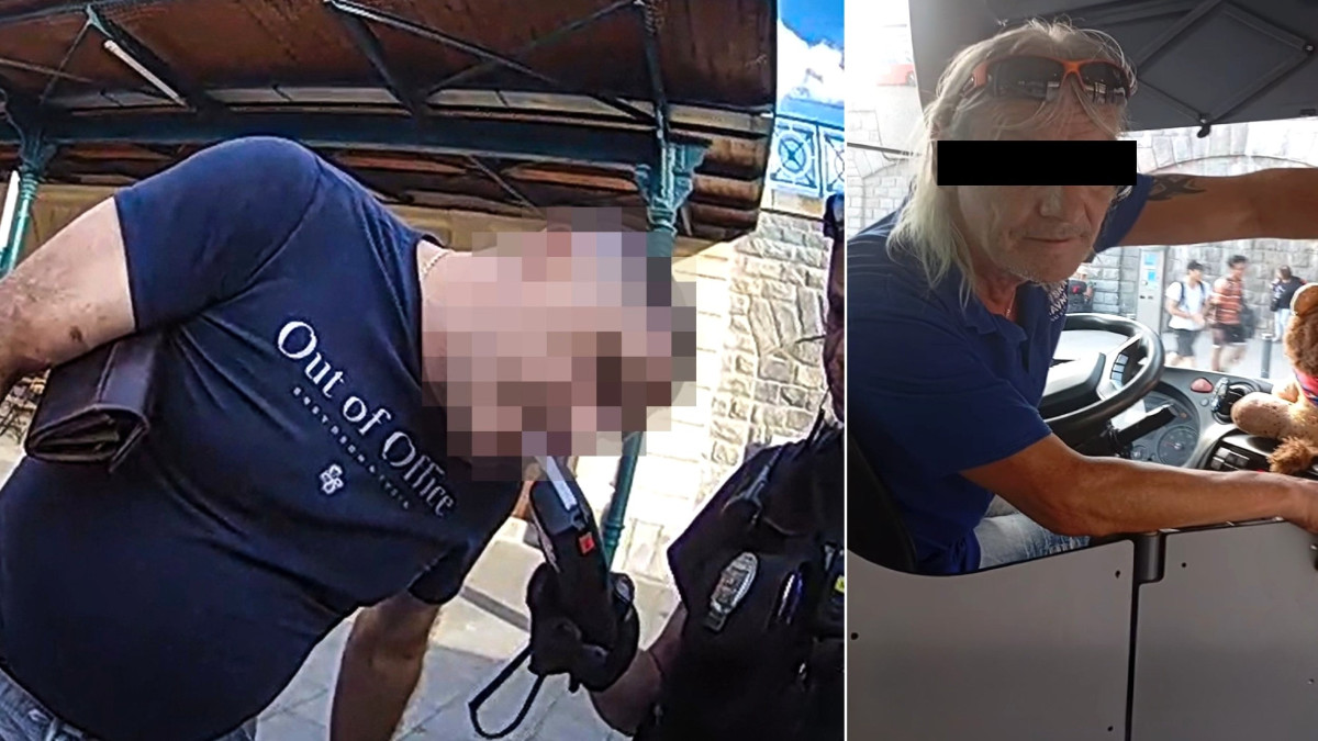 Pasažér při dechové zkoušce a řidič autobusu, který právě vykazuje cestujícího ze svého vozidla