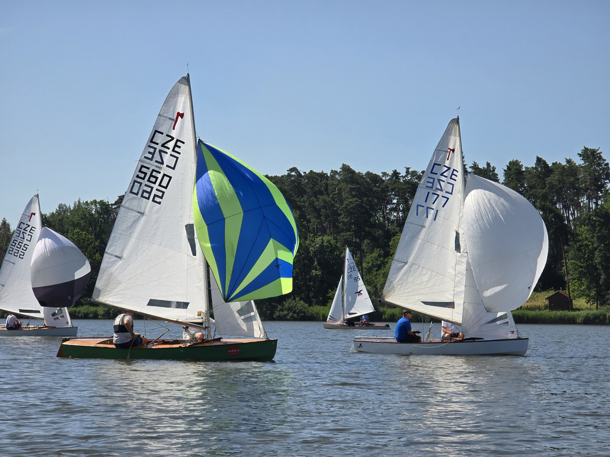 Mistrovství ČR lodní třídy Pirát 2025 přilákalo na Bezdrev 22 posádek