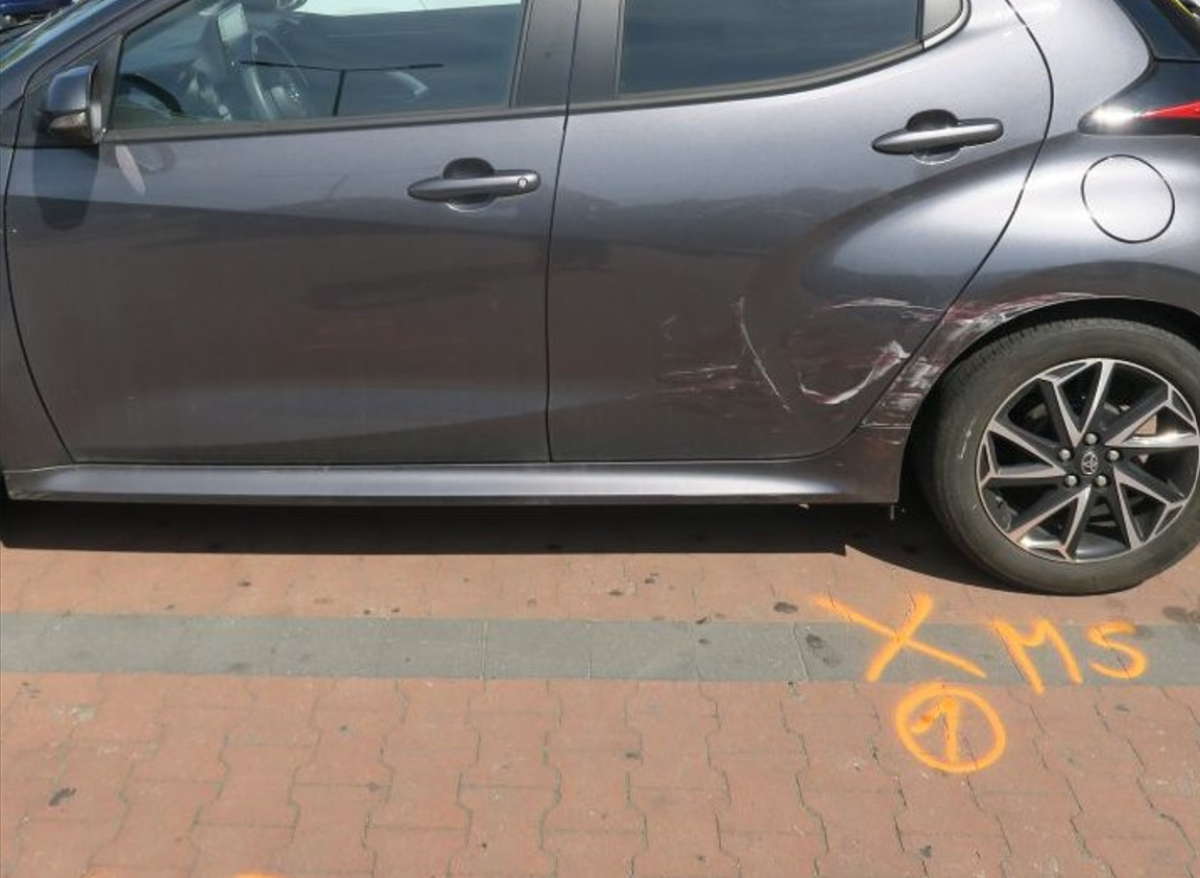 Řidič na parkovišti u Lidlu v Jablonci poškodil jiný vůz a ujel. Policie hledá svědky