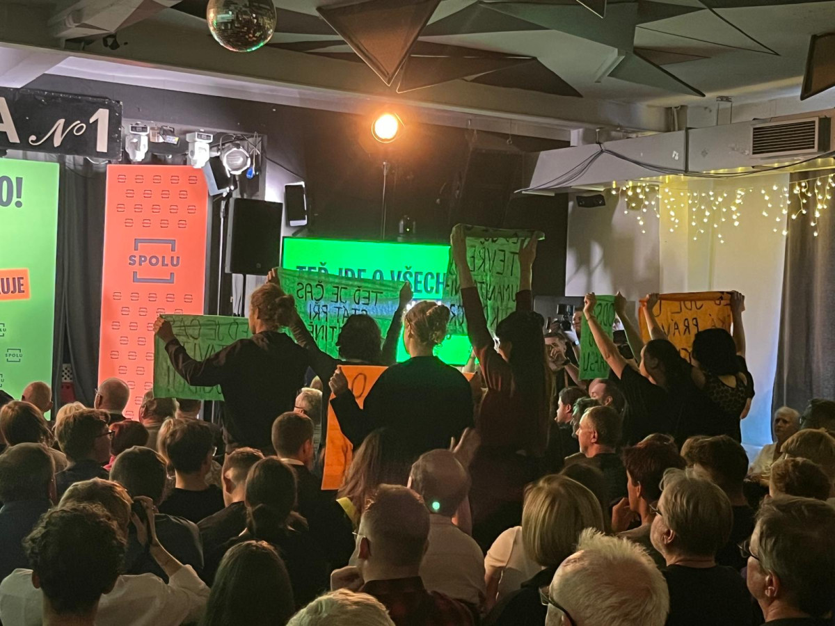 Kdo se nevešel, řval venku. Brněnské publikum premiéra nešetřilo