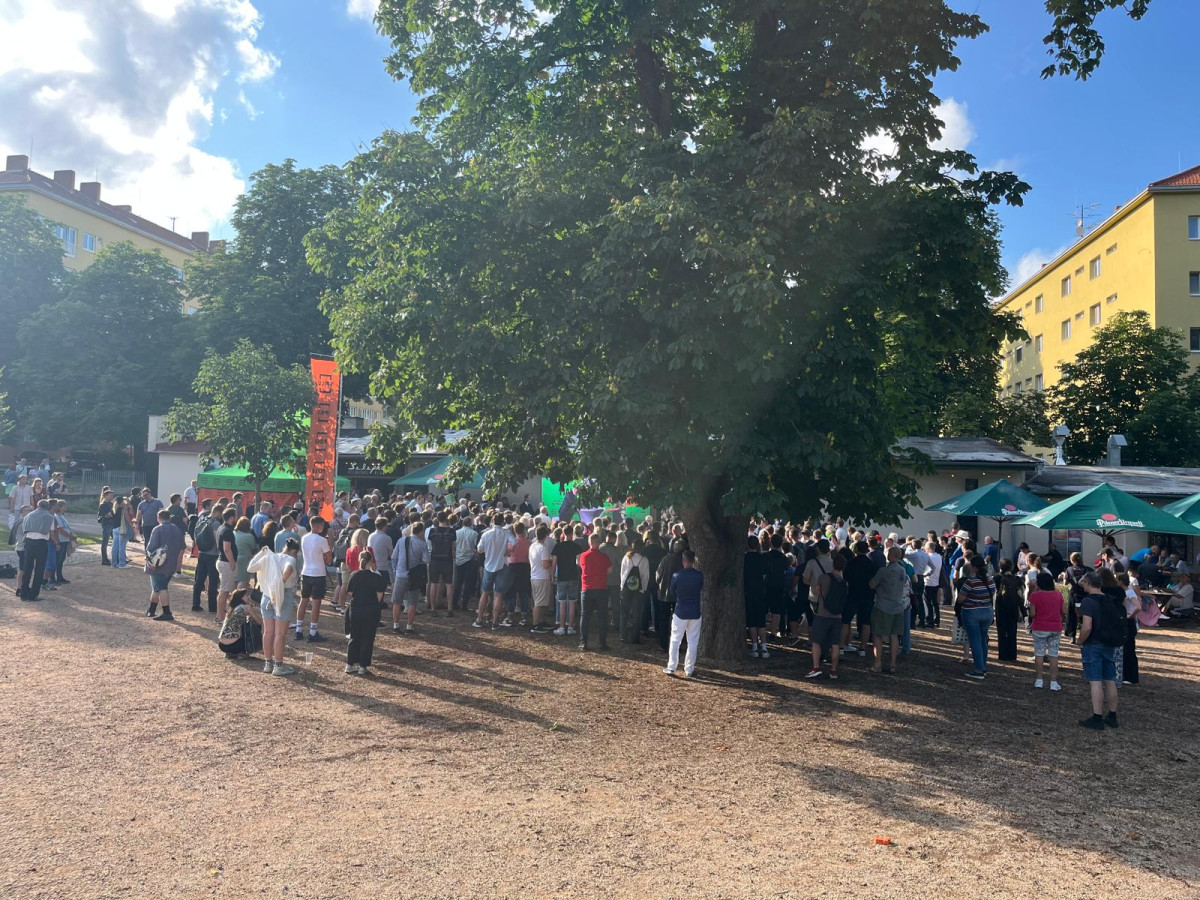 Kdo se nevešel, řval venku. Brněnské publikum premiéra nešetřilo