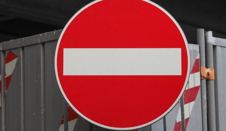 Dopravní omezení v Dvoře Králové: Uzavírky na náměstích T. G. Masaryka a Republiky