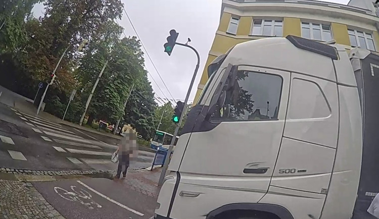 Polský kamion se ztratil v centru a uvízl na chodníku, strážníci mu věnovali mapu