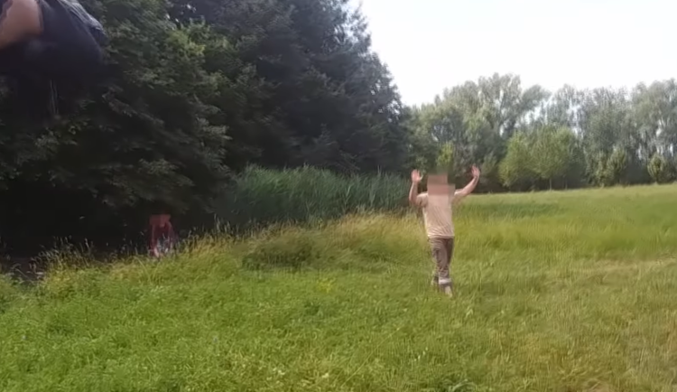 Se sekerou v ruce vyhrožoval smrtí cizinci. Skončil ve vazbě