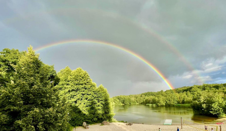 Když příroda kouzlí. Oblohu nad Českým rájem zdobila dvojitá duha