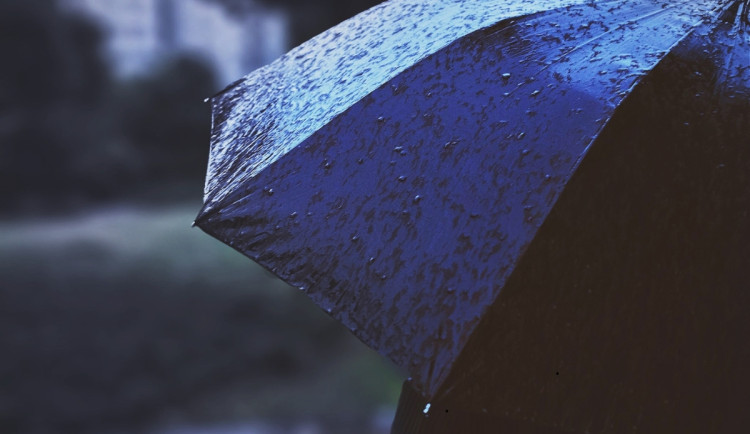 Během víkendu se budou hodit deštníky. Teploty se nedostanou nad 25 stupňů