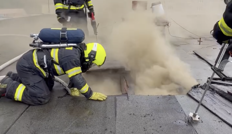 VIDEO: Hasiči likvidují v Sokolově požár střechy mateřské školy