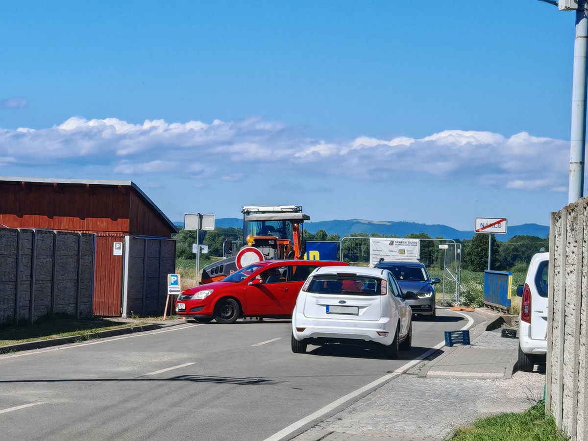 Začátek uzavírky silnice kolem pískovny Náklo na Olomoucku