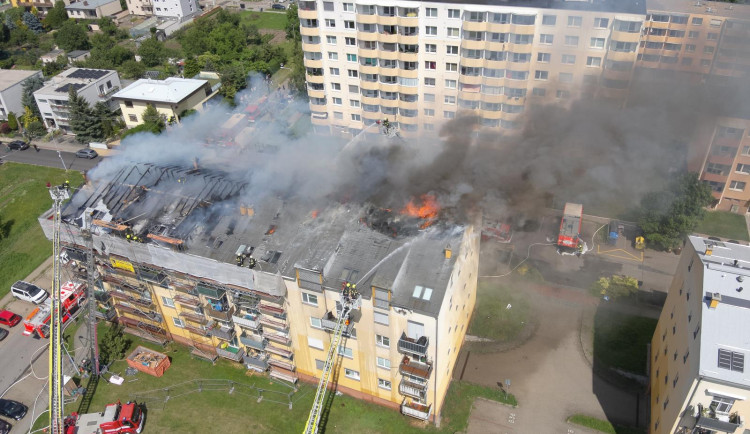 Měsíc od ničivého požáru v Chrlicích. Dobrovolníci pomohou s vyklízením bytů