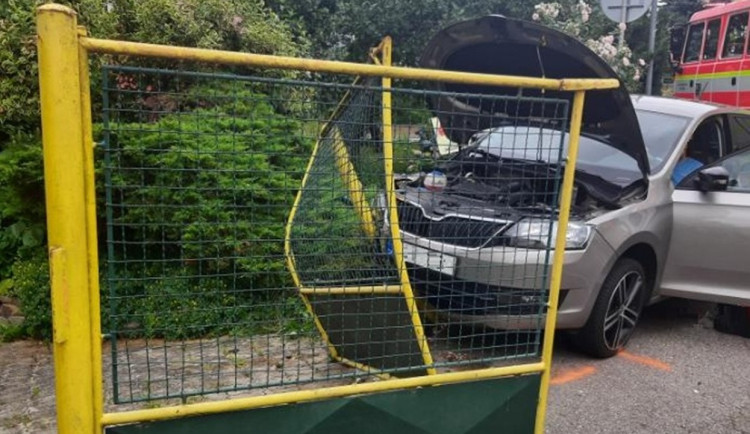 Sedmasedmdesátiletý řidič nezvládl řízení. Naboural do plotu a zranil se