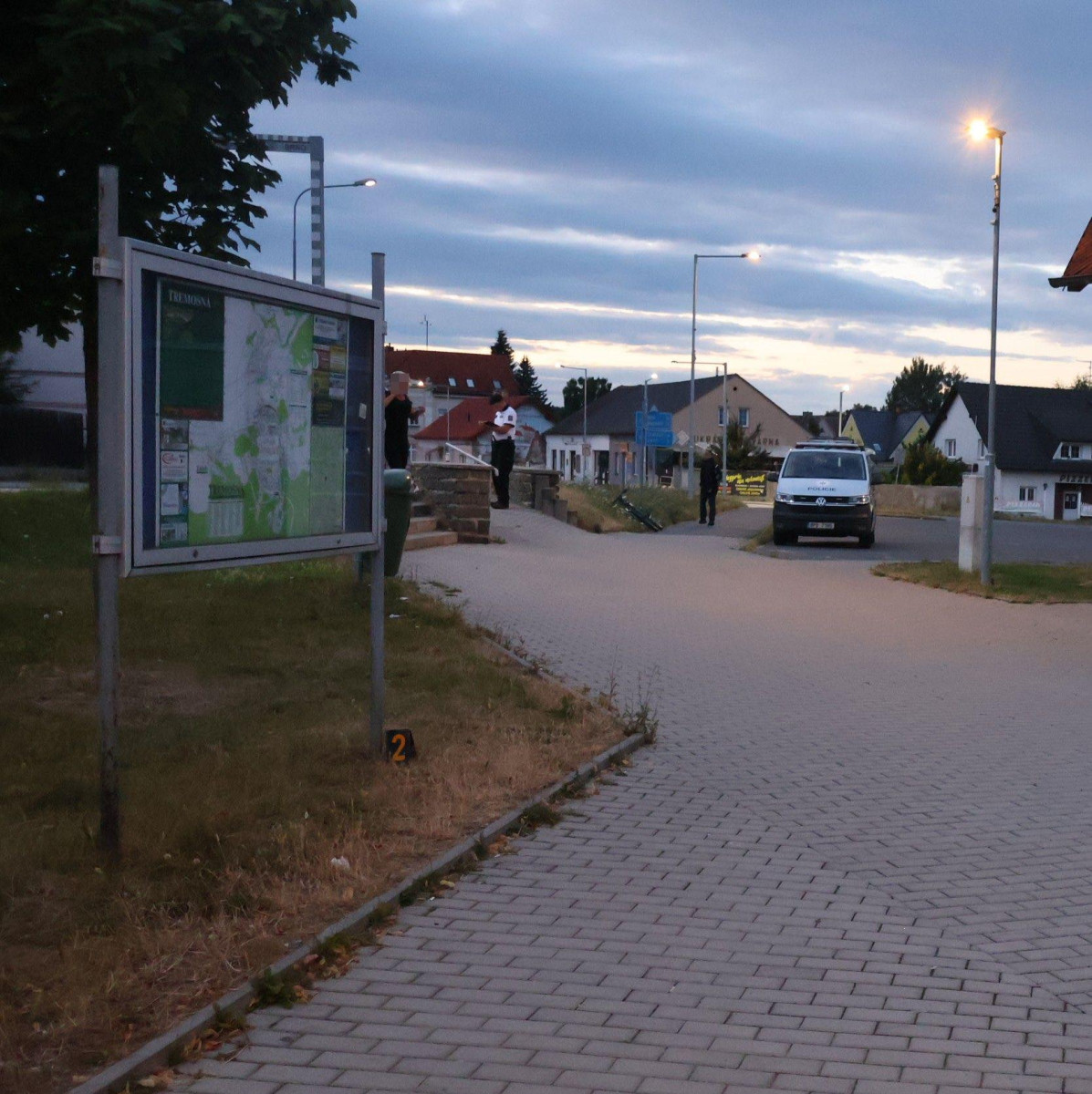 Silně opilý cyklista se rozplácl o reklamní tabuli a pak napadl záchranáře