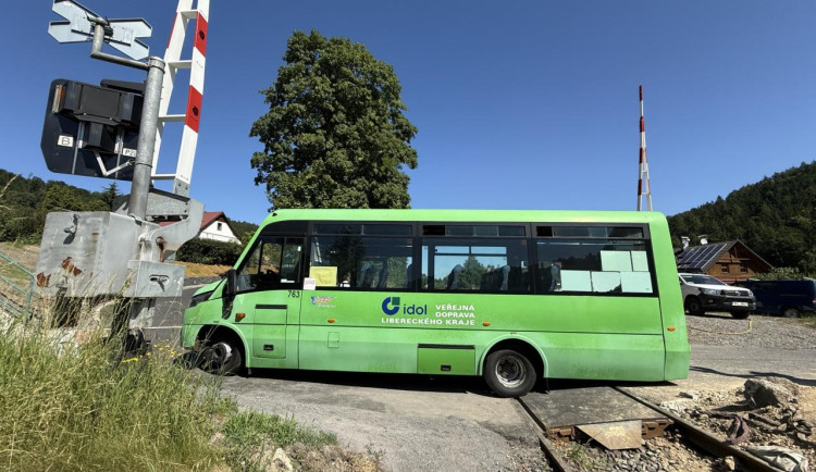 Na přejezdu v Andělské Hoře autobusy dál škrtají o vozovku, práce budou pokračovat