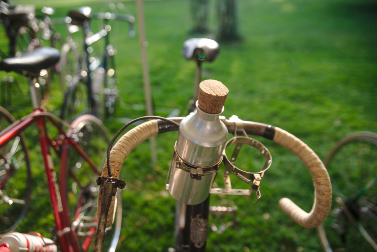 Cyklisté závodili na historických závodních kolech, déšť si pochvalovali