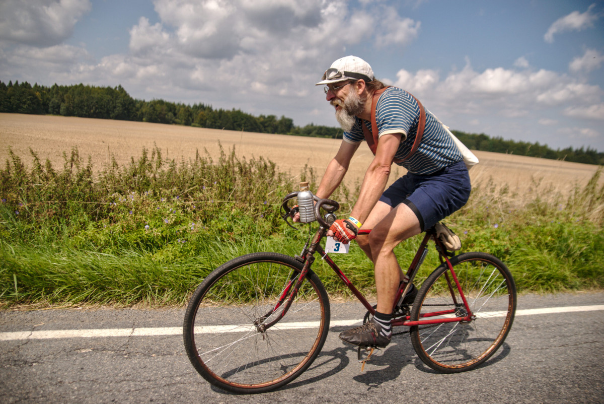 Cyklisté závodili na historických závodních kolech, déšť si pochvalovali