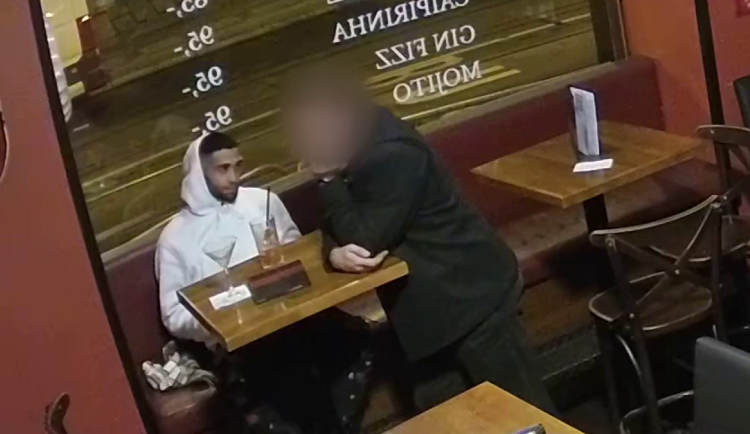 VIDEO: Muže přepadli a okradli ve smíchovském parku. Po útočníkovi pátrá policie