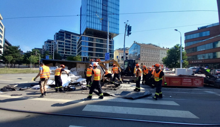 Jeden zraněný a zablokovaná doprava. U Vaňkovky se převrátil náklaďák.