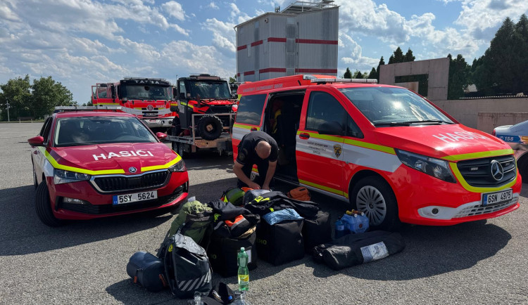 Plzeňští hasiči vyrazili do Řecka, budou tam v pohotovosti kvůli lesním požárům