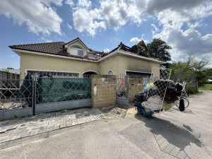 Ohořelá vila je noční můrou sousedů, problematický majiteli chce přestavět na obchodní dům