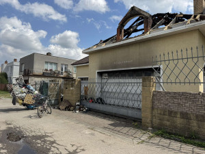 Ohořelá vila je noční můrou sousedů, problematický majitel ji chce přestavět na obchodní dům