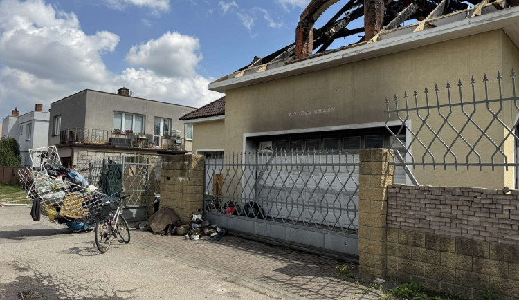 Ohořelá vila je noční můrou sousedů, problematický majiteli chce přestavět na obchodní dům