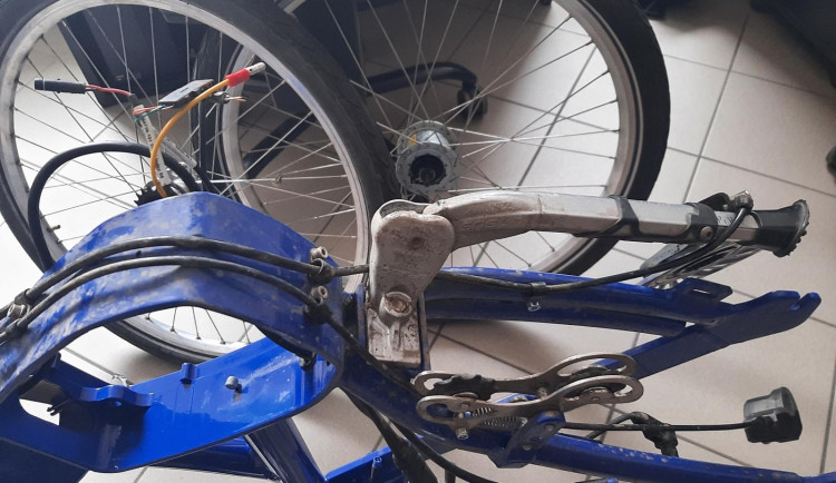 Muž odvezl kradené elektrokolo z Hradce do Borohrádku. Tam ho rozebral na náhradní díly