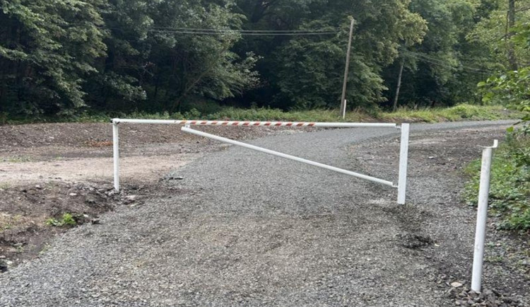 Cyklostezka z Horního Slavkova do Lokte není zatím přístupná chodcům ani cyklistům