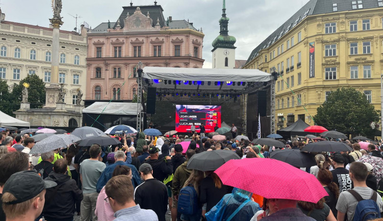 VIDEO: Hvězdy MotoGP dorazily na Svoboďák. Jezdci bavili fanoušky i v dešti