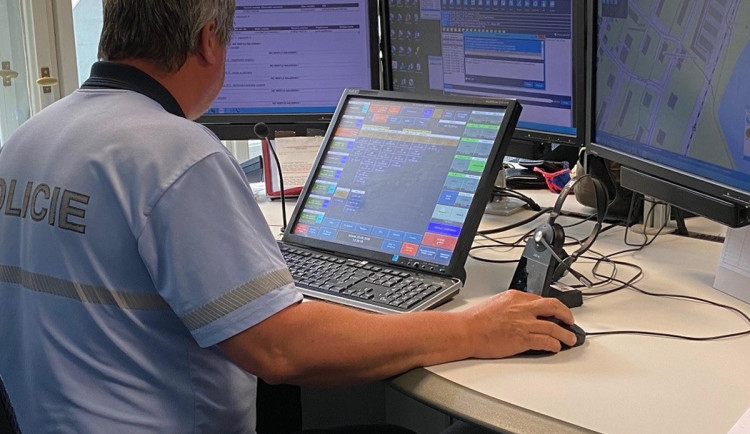 Muž opakovaně zneužíval linku 158 a křičel na policisty, další je šokoval naprostým bizárem