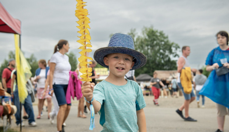 KULTURNÍ TIPY: Benátská, Jelen na parkovišti i sklo v zámku