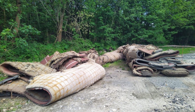 Inspekce v Moravském Kitzbühelu. Úřady vyšetřují podnikatele, který si pronajal sjezdovku. Sliby neplní
