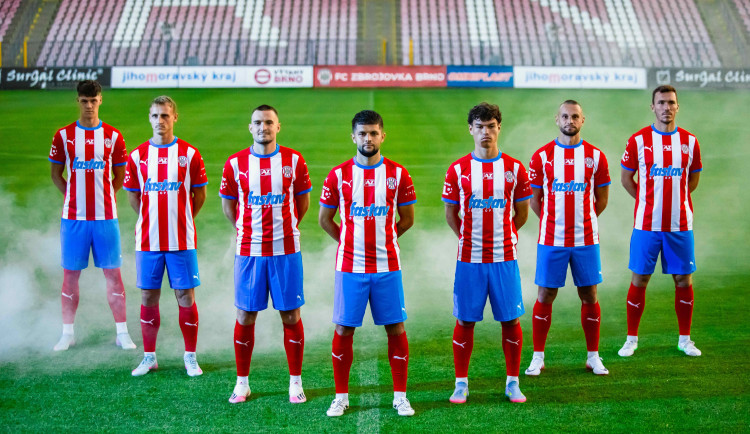 Zbrojovka Brno obléká nový dres. Klub se vrací k pruhům i moravské hrdosti
