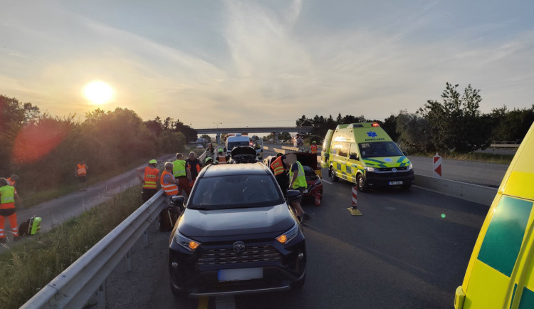 Hromadná nehoda zablokovala D35 u Litovle, u dálnice přistál záchranářský vrtulník