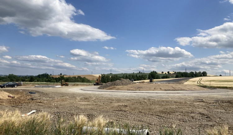 Kruhový objezd v Heleníně bude na podzim, úsekové měření rychlosti se odkládá