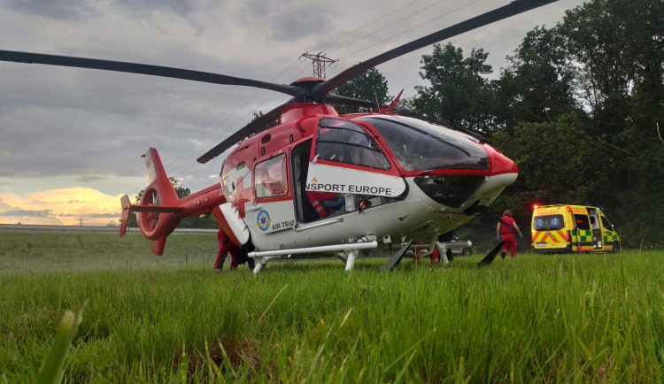 Na muže spadlo auto ze zvedáku, záchranáři pomáhali také ženě v nepřístupném terénu